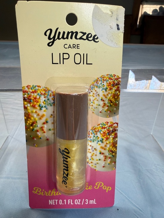 yumzee Other - Care Lip Oil - Birthday Cake Pop (Shimmering Gold)
